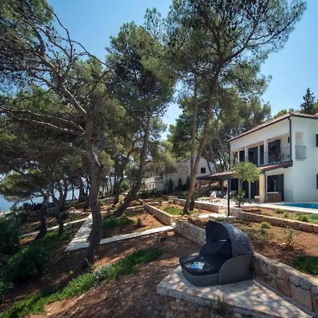 Willa Ana Hvar