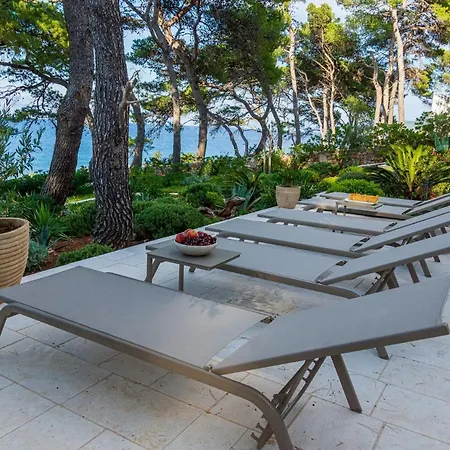 Ana Hvar *